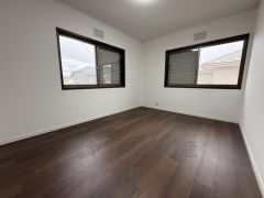 6帖。2面採光を確保した明るい室内は、風通しも良く、大変居心地の良い空間となっております。日当たりがよく、子供部屋としての利用もおすすめ。 