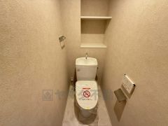 ウォシュレット、暖房便座、節電・節水機能など、使い勝手のよい高機能トイレです。 後方にはには収納棚が付いています＾＾ 