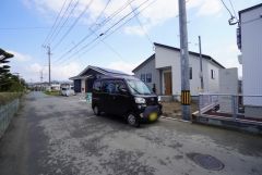 前面道路。車通りが少なく、駐車もラクラクです＾＾