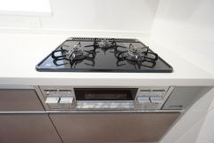 3種類の料理が同時に調理できる、3口ガスコンロ。忙しい夕食の支度時間が短縮できて効率よくお料理が楽しめます。