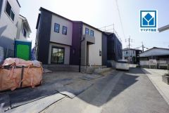 前面道路は北東側約4ｍの公道に面しています。 住人以外の車の進入も少なく、小さなお子様を持つご家庭にも安心の住環境です＾＾ 