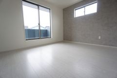 7帖。主寝室としてお使いいただけそうなこちらのお部屋は、日当たりが良く、爽やかな風を感じて起きる朝は、快適生活の始まりに。