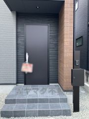 落ち着いたブラウントーンの玄関ドア。