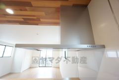 コンロ上には換気扇完備＾＾すぐ横に小窓が設けられているので、換気扇と合わせてWで換気できます＾＾