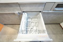 炊事時間を大幅に短縮できる食器洗浄乾燥機付き＾＾食器を洗う手間が減るので家族とのコミュニケーションの時間や自分の時間が増えますね。