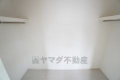 主寝室にはハンガーパイプ付きのウォークインクローゼットが設けられています。たっぷり収納できるので衣替えの心配もいりませんね＾＾