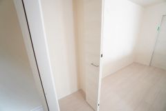 食品や飲料、調理器具を収納できるパントリー付き。週末に買いだめした食料を楽々収納できます。