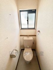 1階2階の2ヶ所にトイレがありますので、忙しい朝にも家族に気を使わず、ゆとりが生まれますね＾＾ 小窓付きで換気する時に便利です＾＾ 