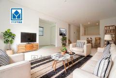 家族が集まる開放的なリビング。思い思いの時間を過ごしたり食事をしたり、素敵な団らんの場になりますね。リビング階段＾＾家具はCGによるイメージ画像です。