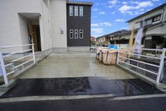 駐車スペースはゆとりある2台分を確保。住人以外の車の進入も少なく、小さなお子様を持つご家庭にも安心です。