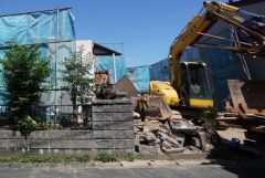 解体中。 駐車スペースはゆとりある2台分を確保。マイカー用に、お客さま用に、余裕を持ってご利用いただけます＾＾ 