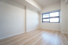 住む人のこだわりを活かす洋室＾＾窓からの光が差し込む明るい洋室＾＾