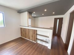 キッチン上部は折下げ天井のアクセントクロスでお洒落な空間＾＾前面にはちょっとした収納棚付き＾＾