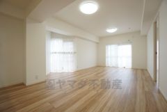 大きな掃き出し窓のあるリビングは、陽光あふれる明るい空間です。ゆったりと寛げる憩いの場となりそうです。 