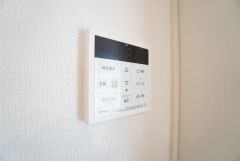 キッチン横からお湯張り、追い炊き、足し湯がボタン一つで楽々操作できる給湯機リモコンです。忙しい夕飯準備の時間帯に重宝しますね。