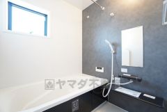 1日の疲れを癒すくつろぎのバスルーム。足を伸ばしてもゆったりと入れるサイズです。お子様と一緒にお風呂に入っても狭くないですね＾＾