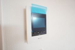 防犯はもちろん、セールスマン対策にもなるモニター付きインターホンです。お子さん1人での留守番時にも活躍しそうです。