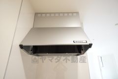 コンロ上には換気扇完備＾＾すぐ横に小窓が設けられているので、換気扇と合わせてWで換気できます＾＾