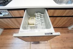 食事の後の手間を解消する食器洗い乾燥機付。冬場の洗い物で手荒れの悩みもなくなります。手洗いよりも節約できて便利。