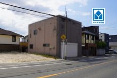 解体前。2026年5月撮影。 小学校・中学校目の前。スーパー徒歩7分、ドラッグストア徒歩14分、最寄りバス停歩1分。日頃のお買い物も便利な立地＾＾