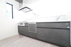 対面式キッチンなのでリビングにいるご家族とコミュニケーションを取りながら洗い物や、お料理が楽しめそうですね＾＾