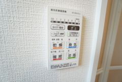 浴室暖房乾燥機には、暖房、乾燥、涼風、換気の4つの機能が付いています。タイマー付きです。換気・雨の日の洗濯も安心です＾＾