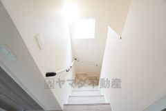 お子様も高齢の方も安心して上り下りができる手摺がついた安心設計です。