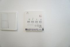 雨の日の洗濯も安心できる浴室暖房乾燥機付き浴室。リモコンで操作もボタン1つで簡単。