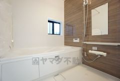 1日の疲れを癒すくつろぎのバスルーム。足を伸ばしてもゆったりと入れるサイズです。お子様と一緒にお風呂に入っても狭くないですね＾＾ 