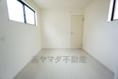 2面採光で明るい洋室。