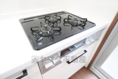 3種類の料理が同時に調理できる、3口ガスコンロ。忙しい夕食の支度時間が短縮できて効率よくお料理が楽しめます。