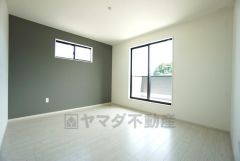 主寝室としても利用できる洋室は日当たり良好です。温かい光の差し込むゆとりのある居室をぜひ現地にてご確認くださいませ＾＾