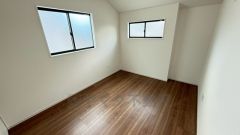 2面採光を確保した明るい室内は、風通しも良く、大変居心地の良い空間となっております。日当たりがよく、子供部屋としての利用もおすすめ。