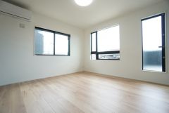 主寝室としてお使いいただけそうなこちらのお部屋は、日当たりが良く、爽やかな風を感じて起きる朝は、快適生活の始まりに。