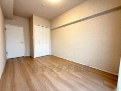 6.3帖。住む人のこだわりを活かす洋室＾＾広めのクローゼットもあり荷物もすっきり片付けられ、ゆとりのある暮らしが出来ます＾＾ 