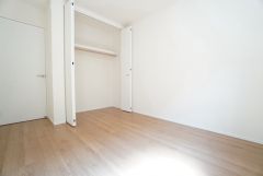 木目調のシンプルデザインで落ち着きと安らぎの空間に仕上げています。各部屋に収納が完備されているので、お荷物が増えても安心の設計です。