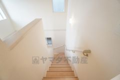 お子様も高齢の方も安心して上り下りができる手摺がついた安心設計です。 階段には小窓を配置しました。日中でも暗くなりがちな階段下が明るくなり安全ですね。