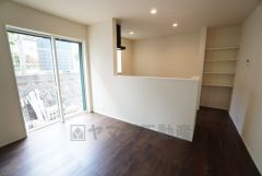 窓から光が差し込む明るいダイニングです＾＾