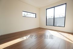 主寝室としてお使いいただけそうなこちらのお部屋は、日当たりが良く、爽やかな風を感じて起きる朝は、快適生活の始まりに。