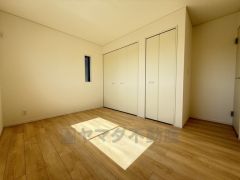 6.5帖洋室。主寝室としてお使いいただけそうなこちらのお部屋は、日当たりが良く、爽やかな風を感じて起きる朝は、快適生活の始まりに。