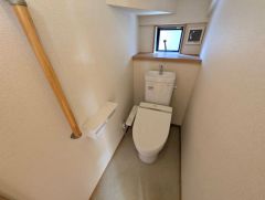 1階2階の2ヶ所にトイレがありますので、忙しい朝にも家族に気を使わず、ゆとりが生まれますね＾＾ 小窓付きで換気する時に便利です＾＾