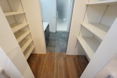 ストック品などの収納に便利なパントリー付き。