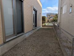 お庭付き＾＾日光浴やガーデニングはもちろん、お子さまの外遊びの場としても＾＾リビング・洋室からも様子が見守れるので安心です＾＾ 