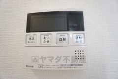 キッチン横から温度調節など楽々操作できる給湯器リモコンです＾＾忙しい夕飯の準備の時間帯に重宝しますね。