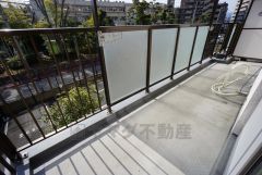 南向きで陽当たりの良いバルコニーです。お洗濯やお布団干しはもちろん、日光浴スペースにも＾＾北東側にもバルコニーあり＾＾2面バルコニーで風通し良好＾＾ 