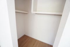 収納力豊富なウォークインクローゼット。洋服や小物などを1箇所にまとめて美しい収納を実現します。スーツケースのような大型の荷物も置けます＾＾