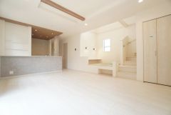 大きな窓のあるリビングは、陽光あふれる明るい空間です。居心地良く、ご家族皆がゆったり寛げる憩いの空間となりそうです。