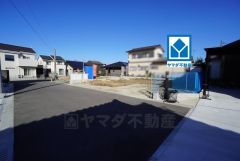 現地（2025年11月）撮影。全面道路。南西側約6ｍ公道。