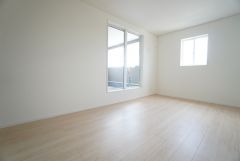 8帖。主寝室としてお使いいただけそうなこちらのお部屋は、日当たりが良く、爽やかな風を感じて起きる朝は、快適生活の始まりに。 