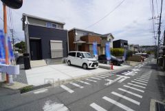 前面道路は南西側約3.9ｍ、北西側(1号棟)約4ｍの公道に面しています。